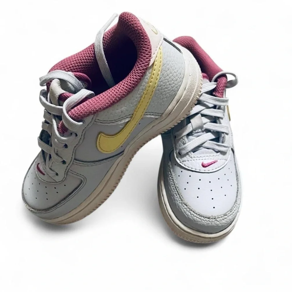 Nike Blue and Pink Sneakers Stylish Design